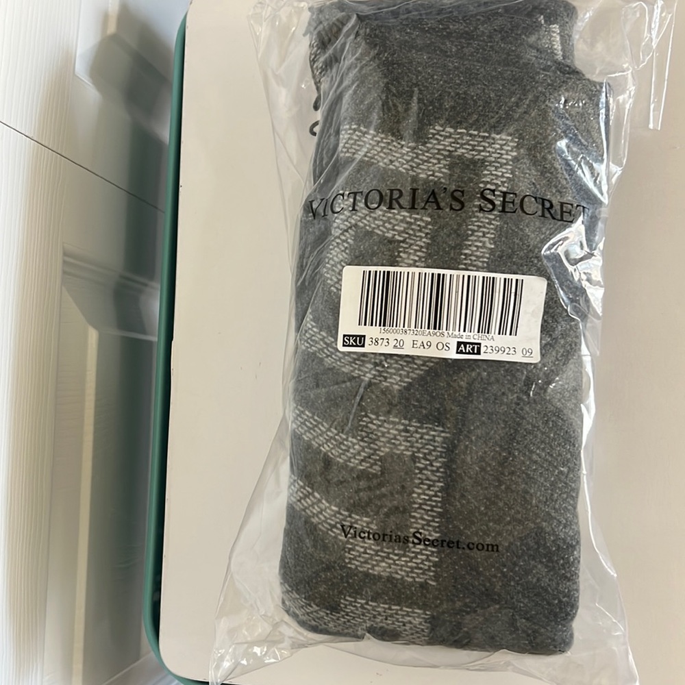 Victoria’s Secret Pink blanket fringe wrap/scarf, never opened